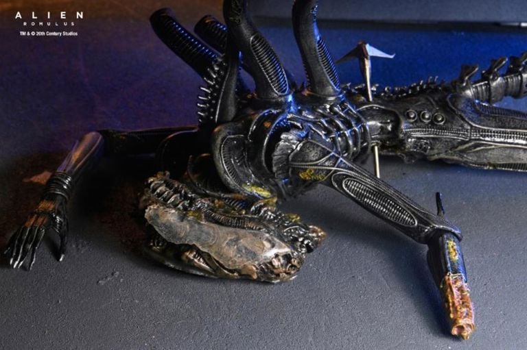 Neca Alien Romulus Suspended Lab Xenomorph XX121 Deluxe Version [Dented Box]