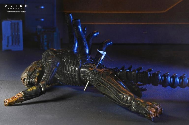 Neca Alien Romulus Suspended Lab Xenomorph XX121 Deluxe Version [Dented Box]