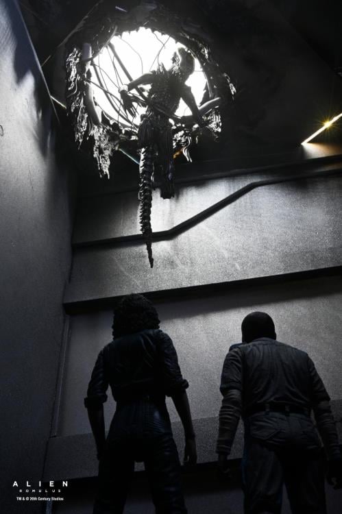 Neca Alien Romulus Suspended Lab Xenomorph XX121 Deluxe Version [Dented Box]
